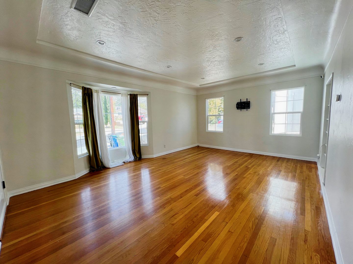 Move-In Ready! Beautifully Renovated 2BR Home with Scenic Views – photo 3