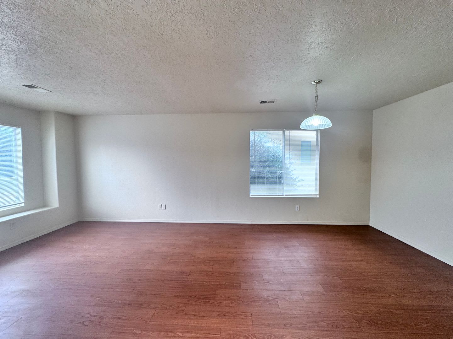 4 Bed 2 Bath Home New Carpet – photo 3