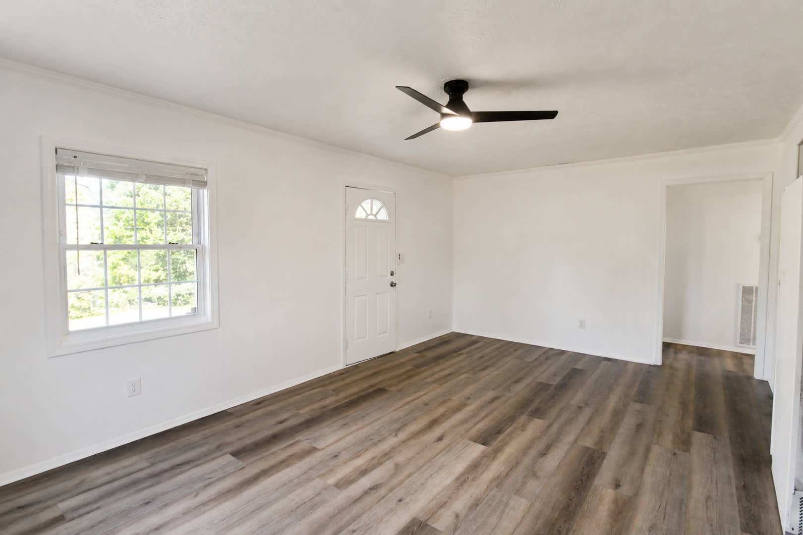 3-Bedroom Pet-Friendly Home with Water and Washer/Dryer Included – photo 4