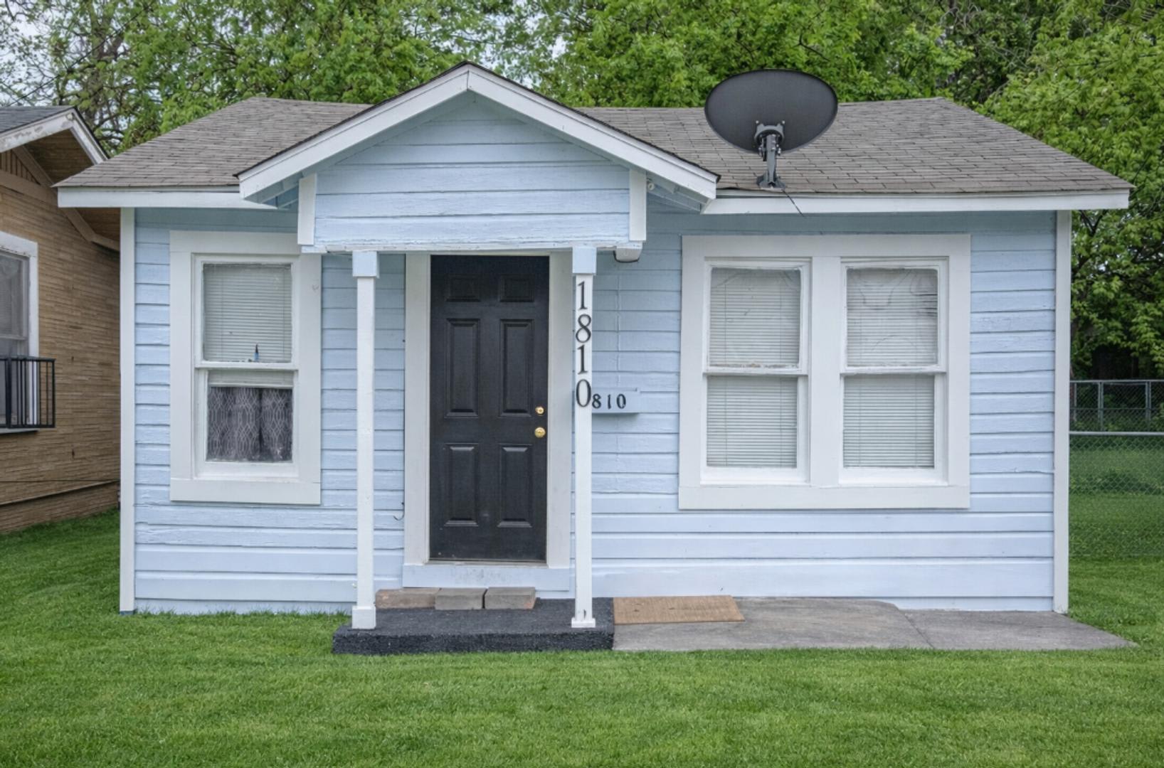 2BR/1BA Ideal Home Near Downtown – photo 2