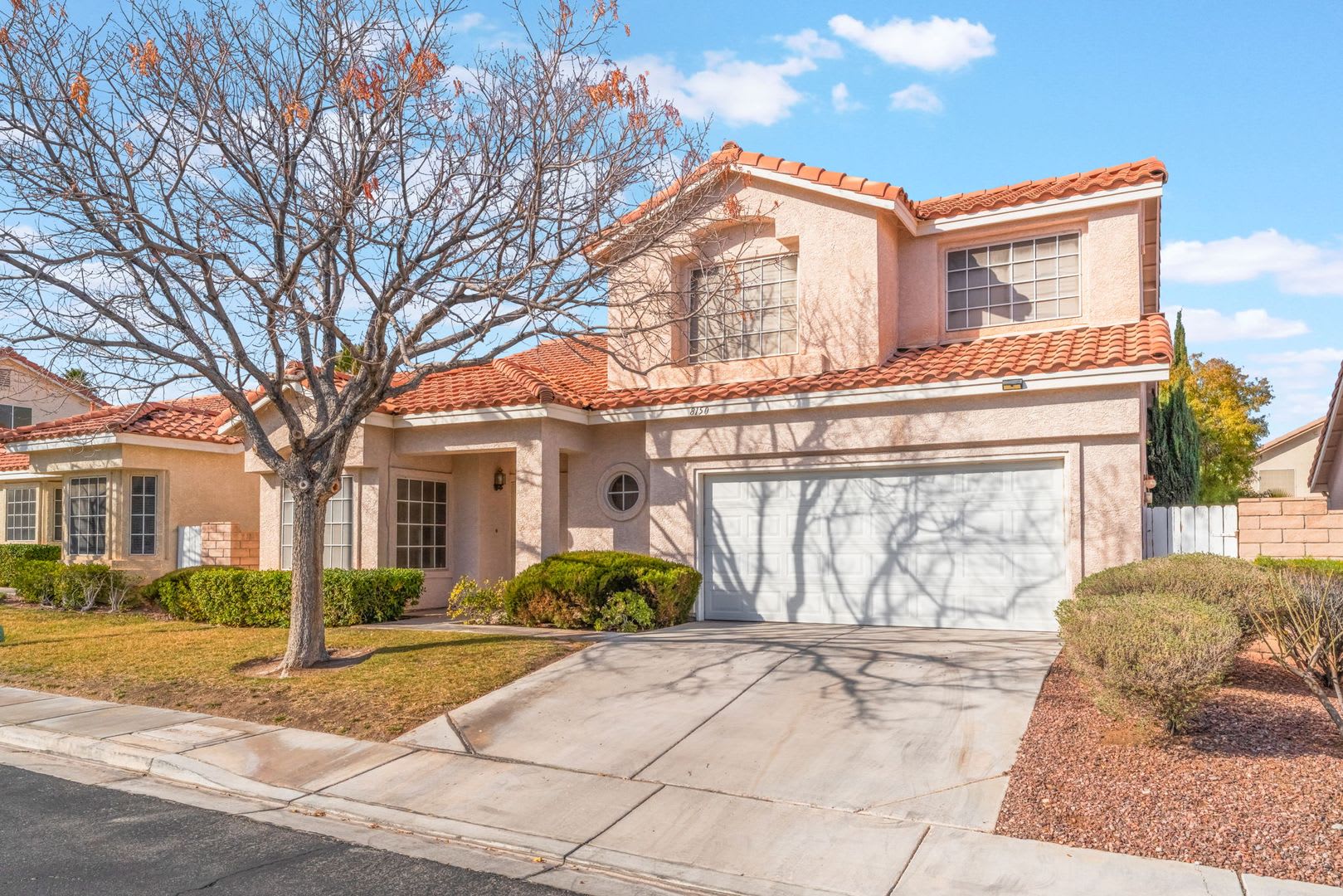 Southwest Las Vegas Living with Vaulted Ceilings Located In A 55+ Community! – photo 2
