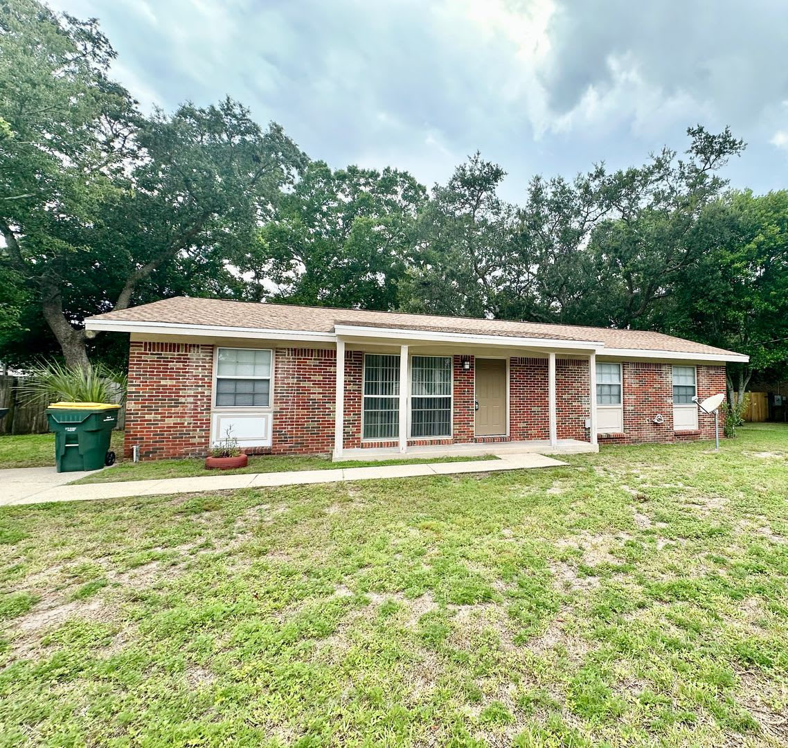 Remodeled 3 bedroom + bonus room & screen patio for rent! – photo 2