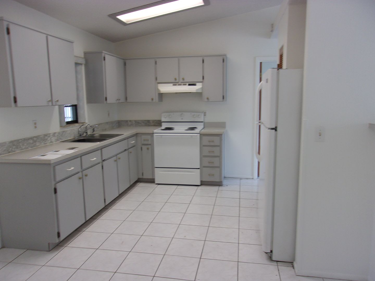 Adorable 3 Bedroom Home with Large Lanai – photo 2