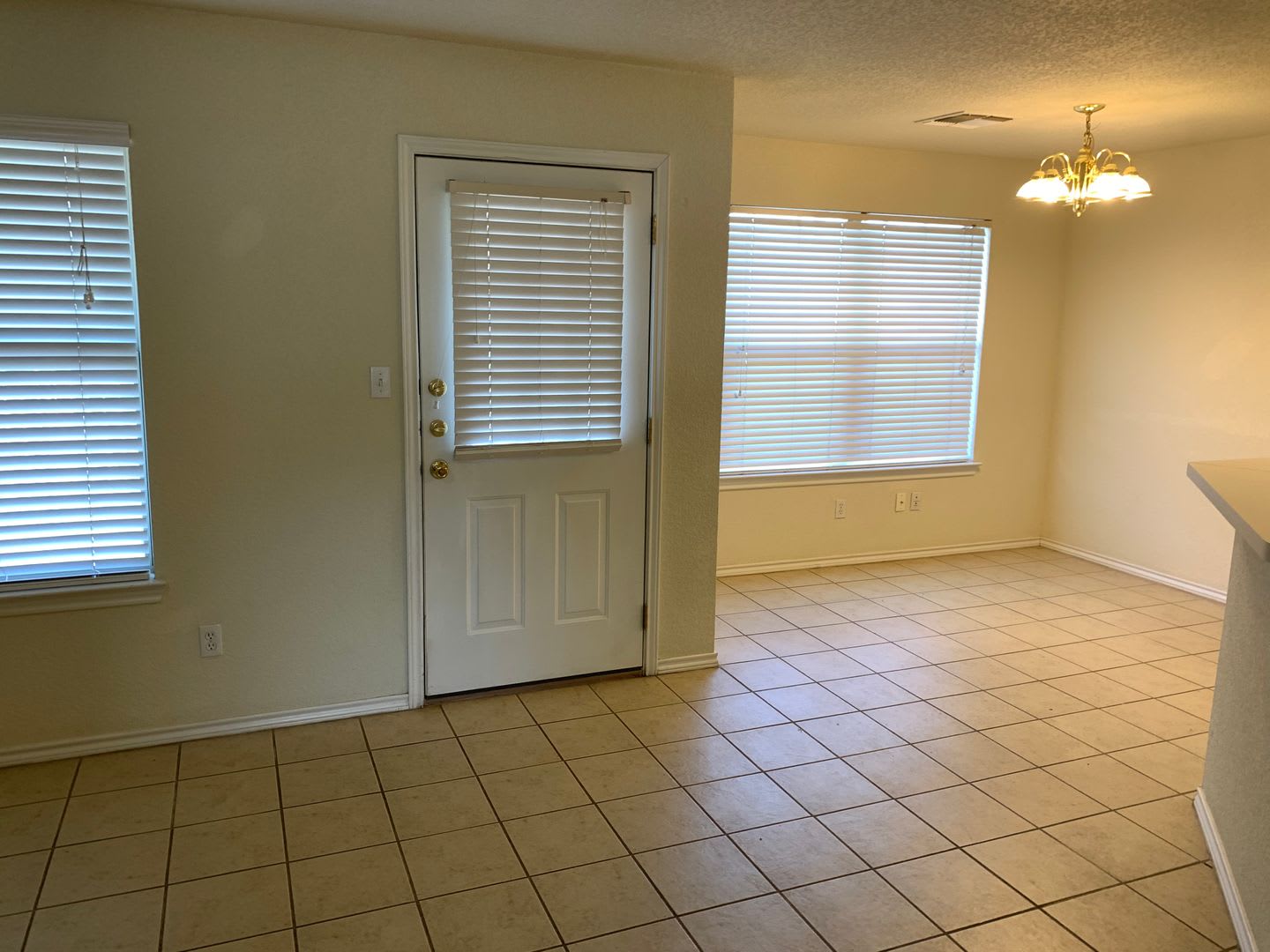 2 2 5 1 Easy Access To I35 Large Fenced In Backyard With Covered Patio Fridge Included Cisd – photo 5