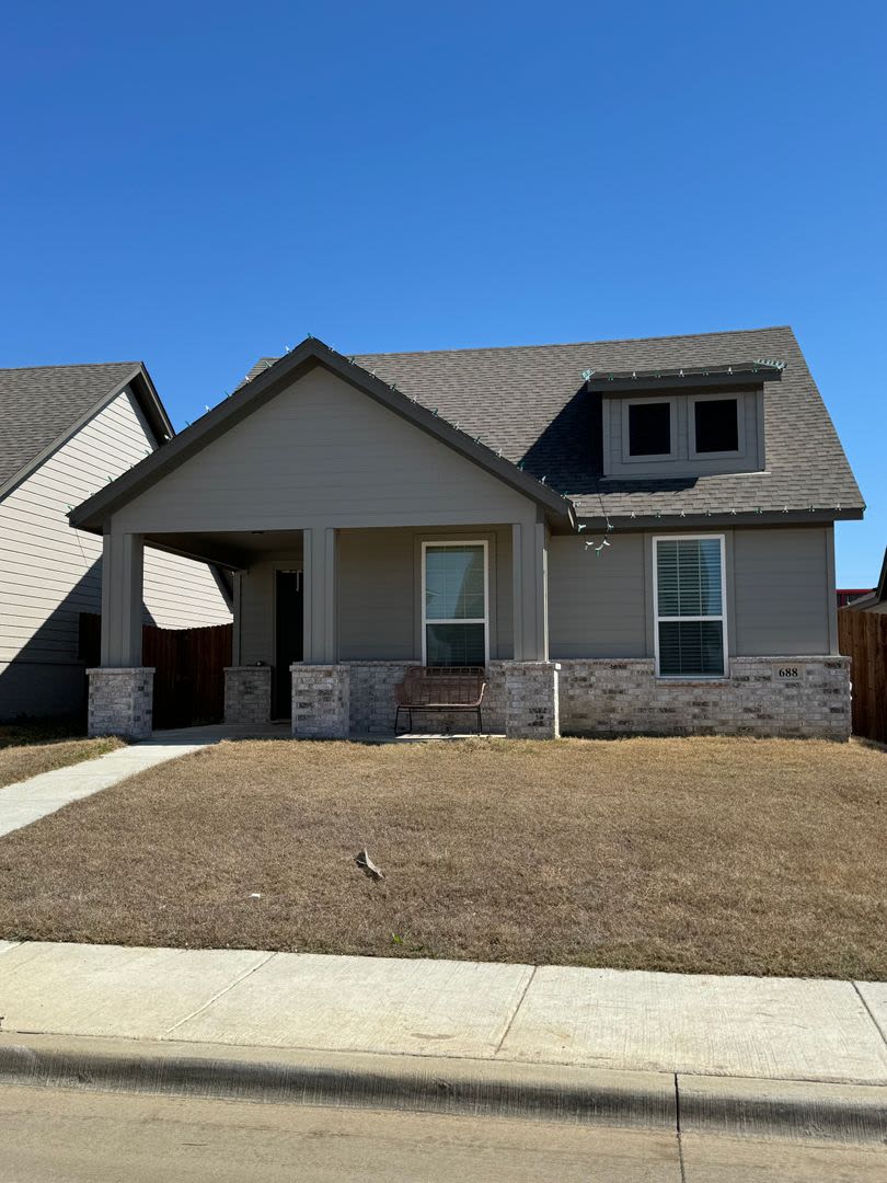 3/2/2 BEAUTIFUL HOME with CUSTOM FEATURES / FIREPLACE – photo 2
