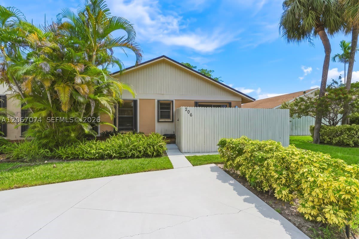 206 SE 1st Cir – photo 2