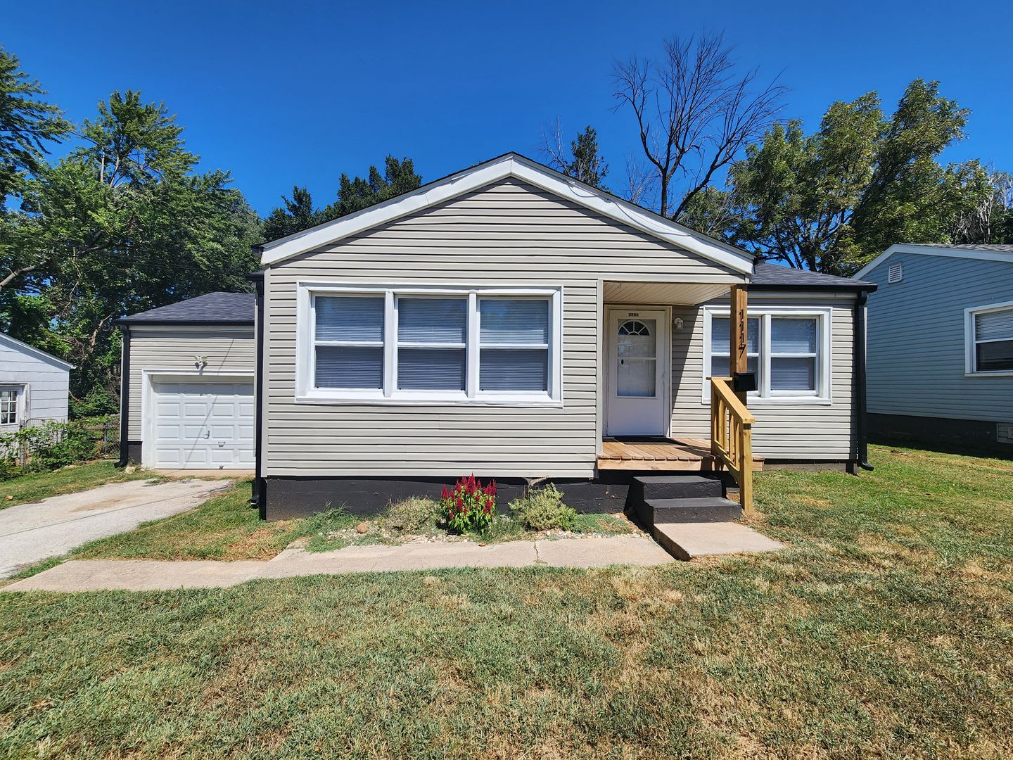 Spacious 2-Bedroom, 1-Bathroom Home AVAILABLE NOW!! – photo 1