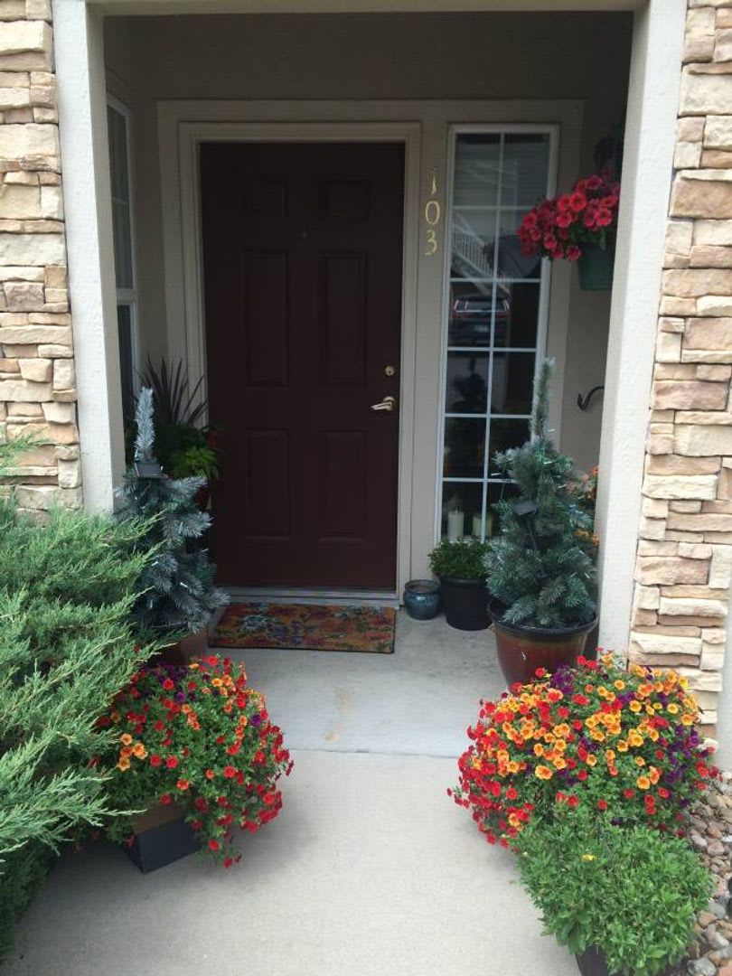 AWESOME 2-BEDROOM CONDO INCL. GARAGE, SWIMMING POOL, WASHER & DRYER! – photo 2