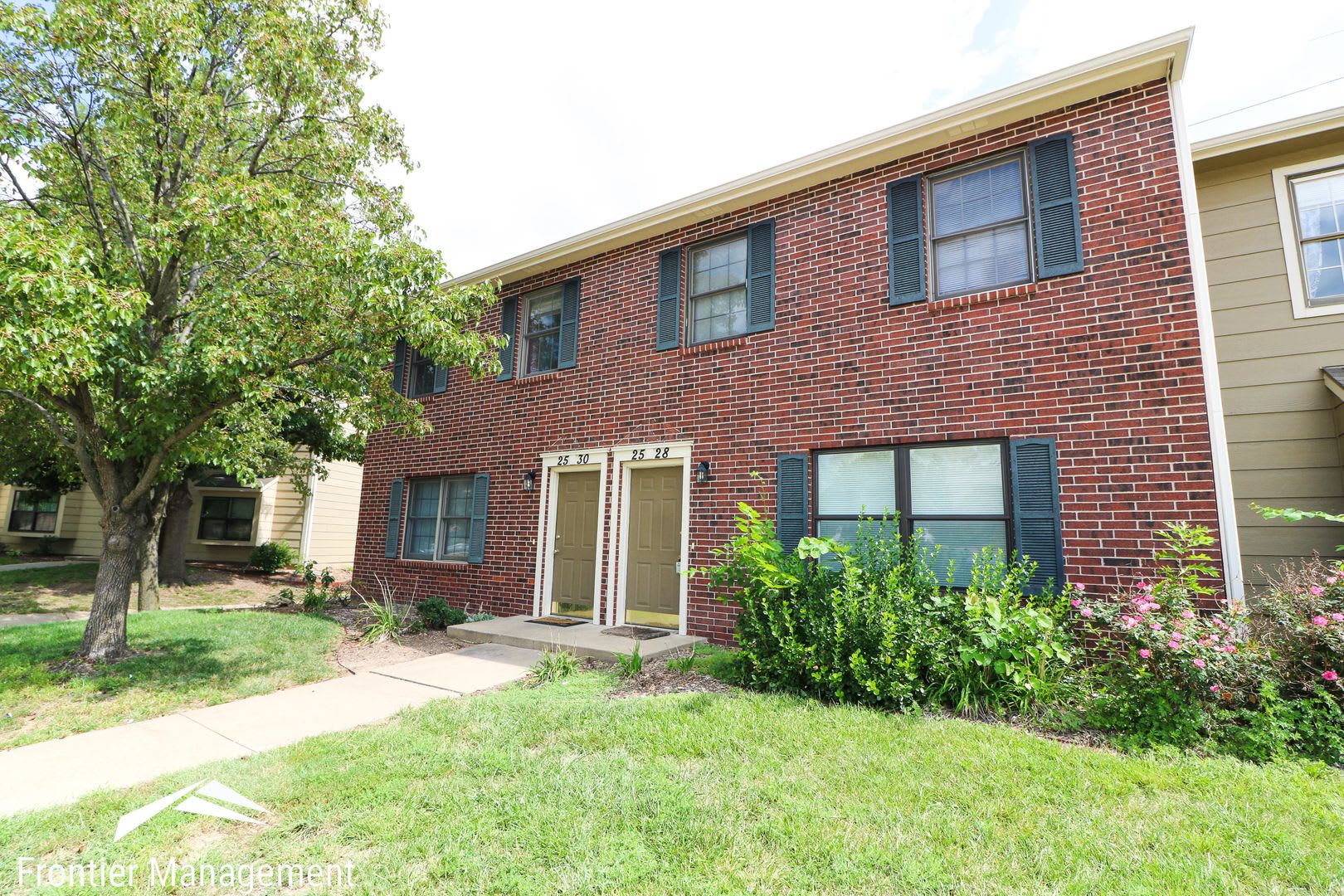 Spacious Brick Condo In A Great Location – photo 1