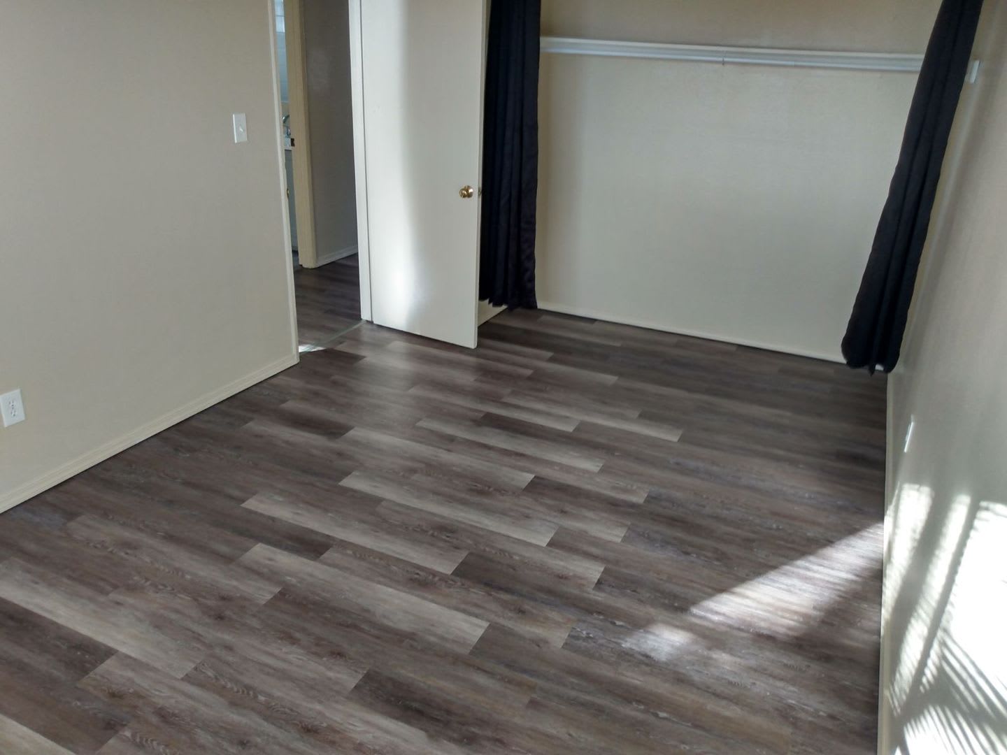 Two Bedroom, One Bathroom Upstairs Apartment – photo 3