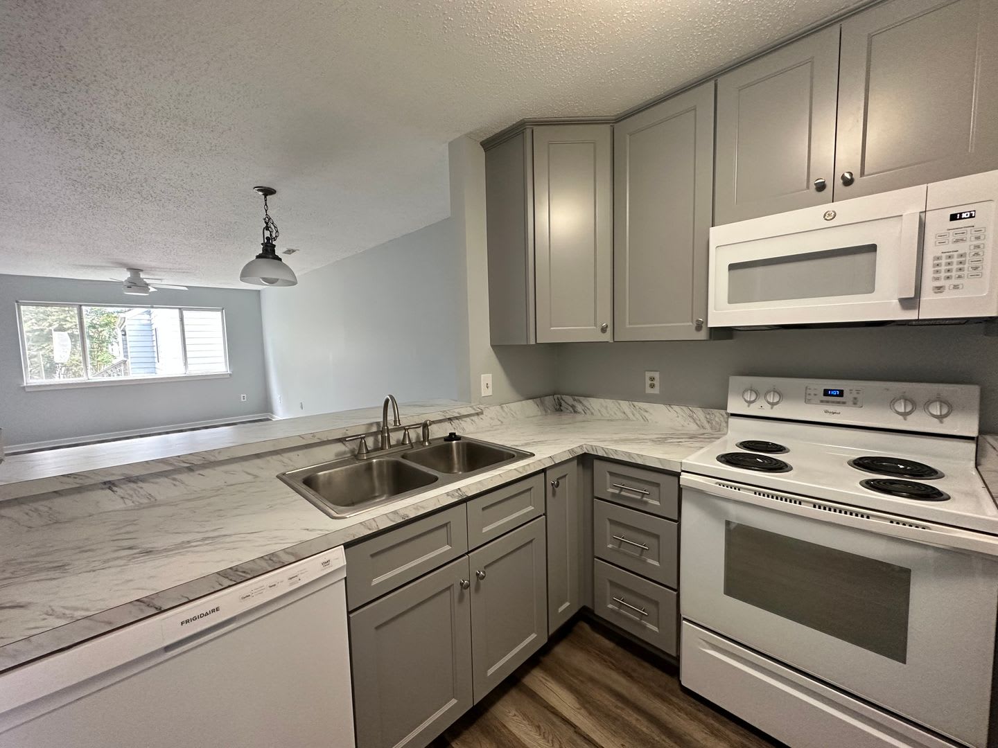2 bedroom condo in Williamsburg! – photo 2