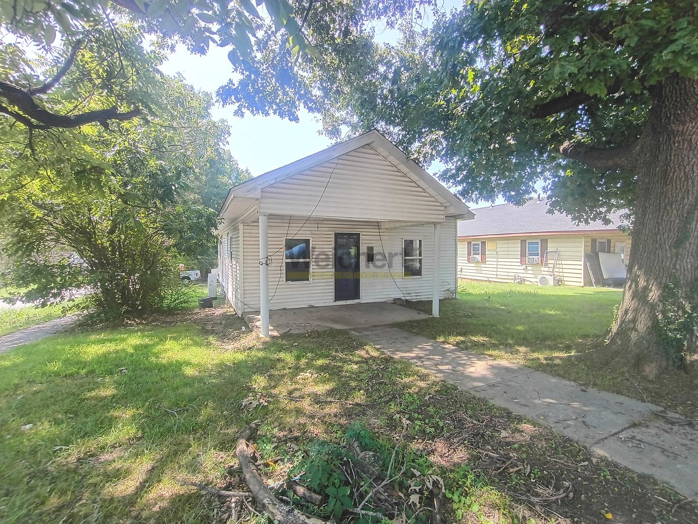2bed/1bath house on a corner lot – photo 1