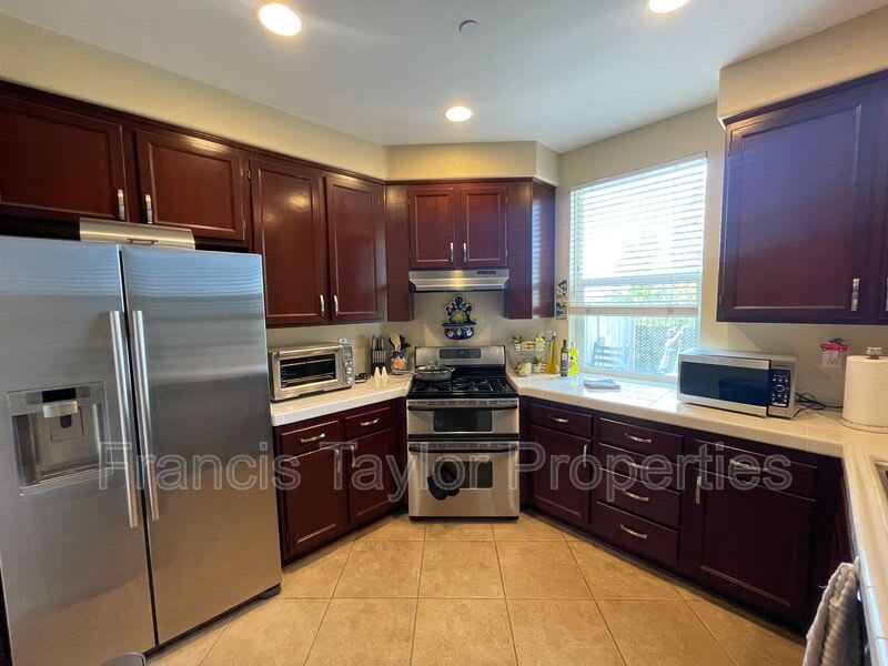 176 Aurora Ave – photo 2