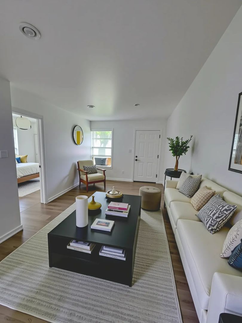For Rent: Charming 2 Bed / 1 Bath Duplex with Backyard – photo 1