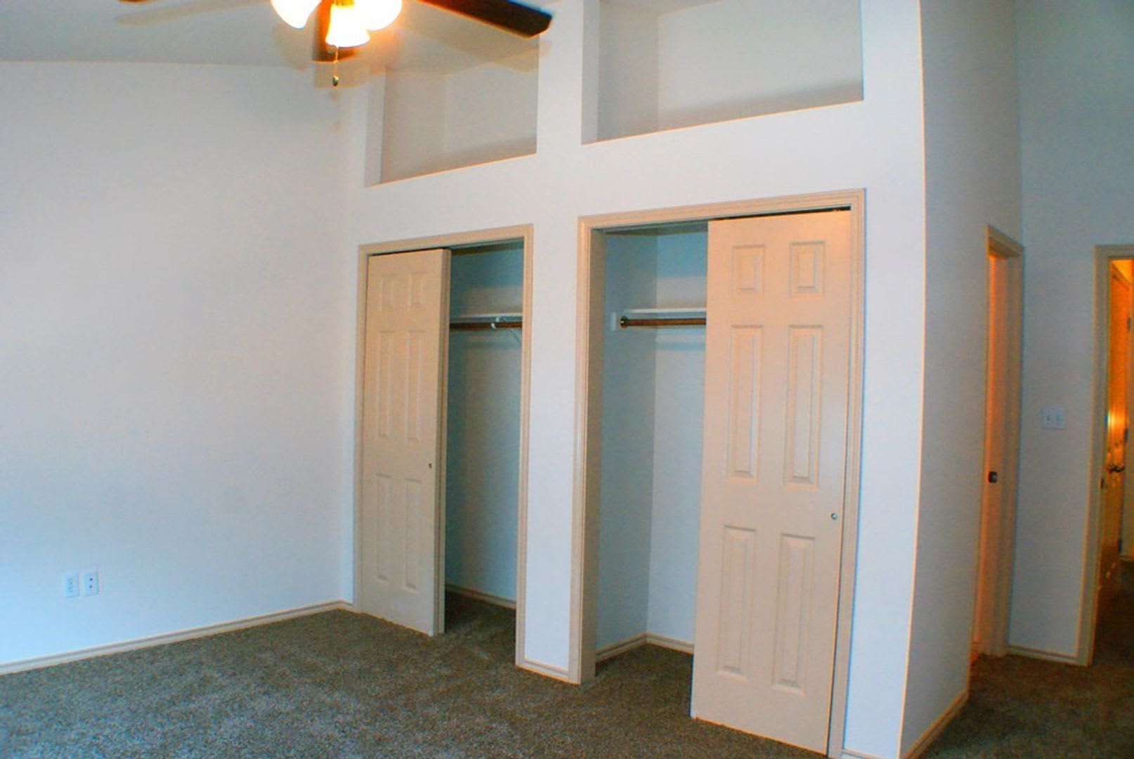 FOR LEASE!! Great location! – photo 3