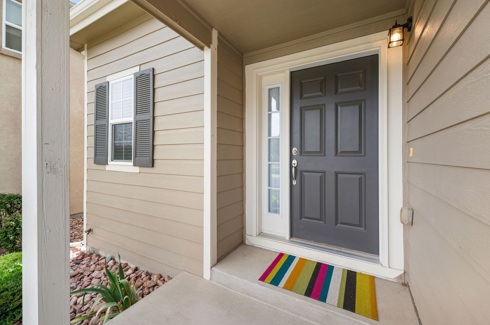 LIGHT AND BRIGHT 3 BED/2.5 BATH HOME IN MONUMENT! – photo 4