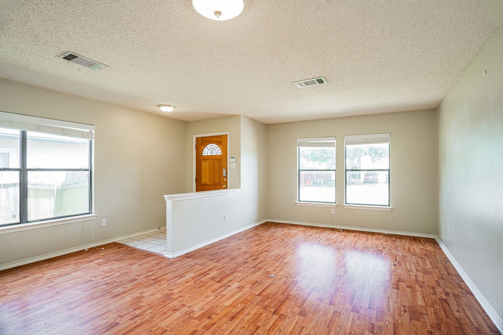 Beautiful two story home – photo 4