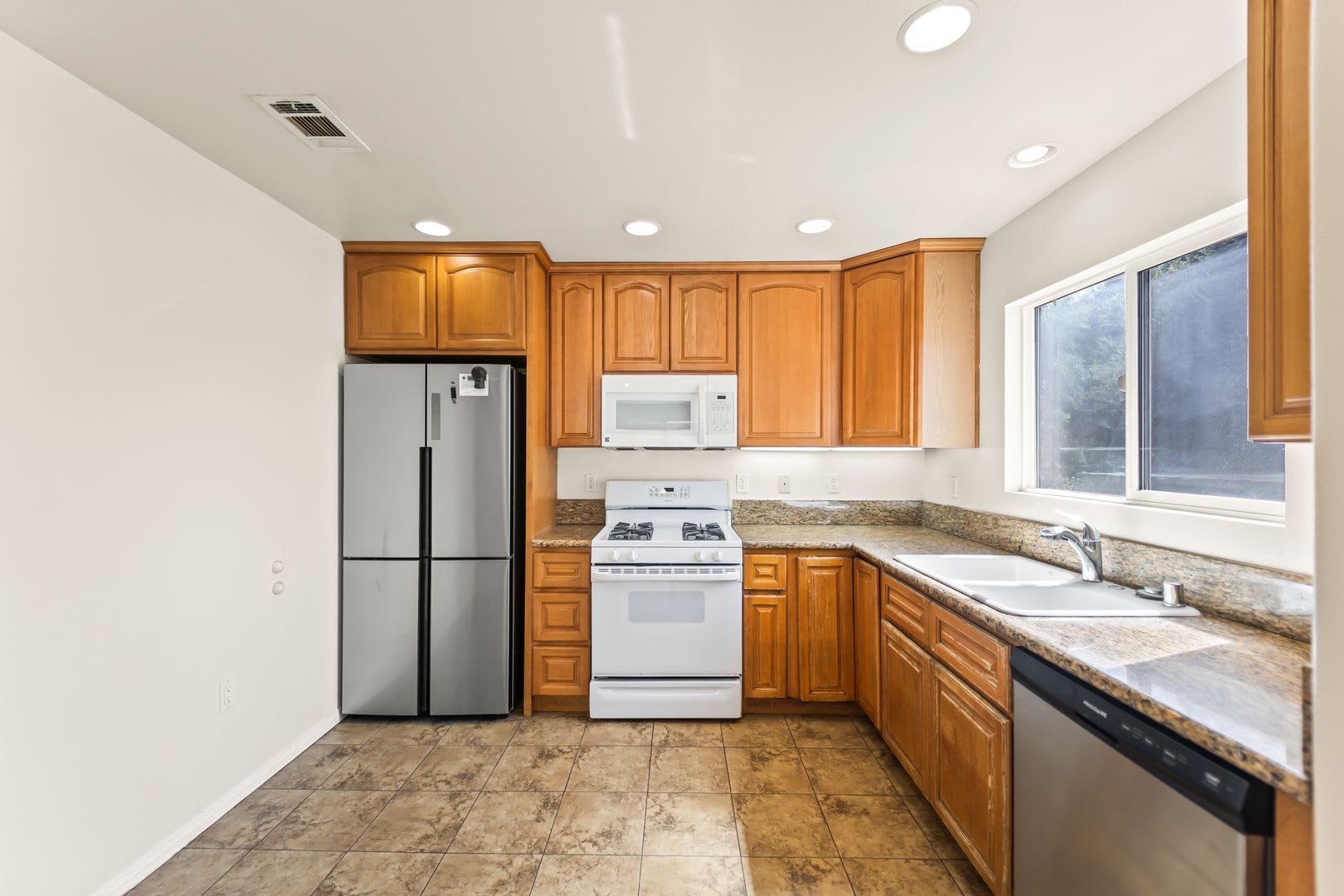 Charming, Light-Filled 3-Bedroom, 2-Bathroom Home in Altadena – photo 4
