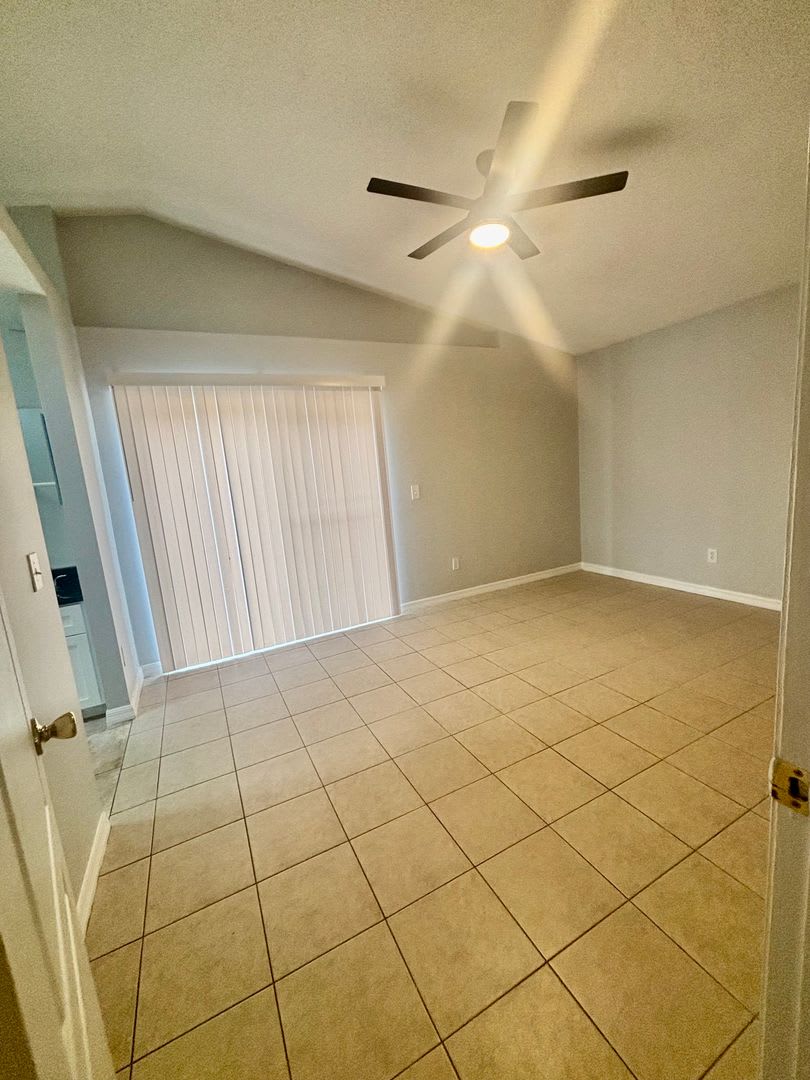 *** Beautiful 3/2/1 in Longwood/Fully Fenced Backyard*** – photo 2