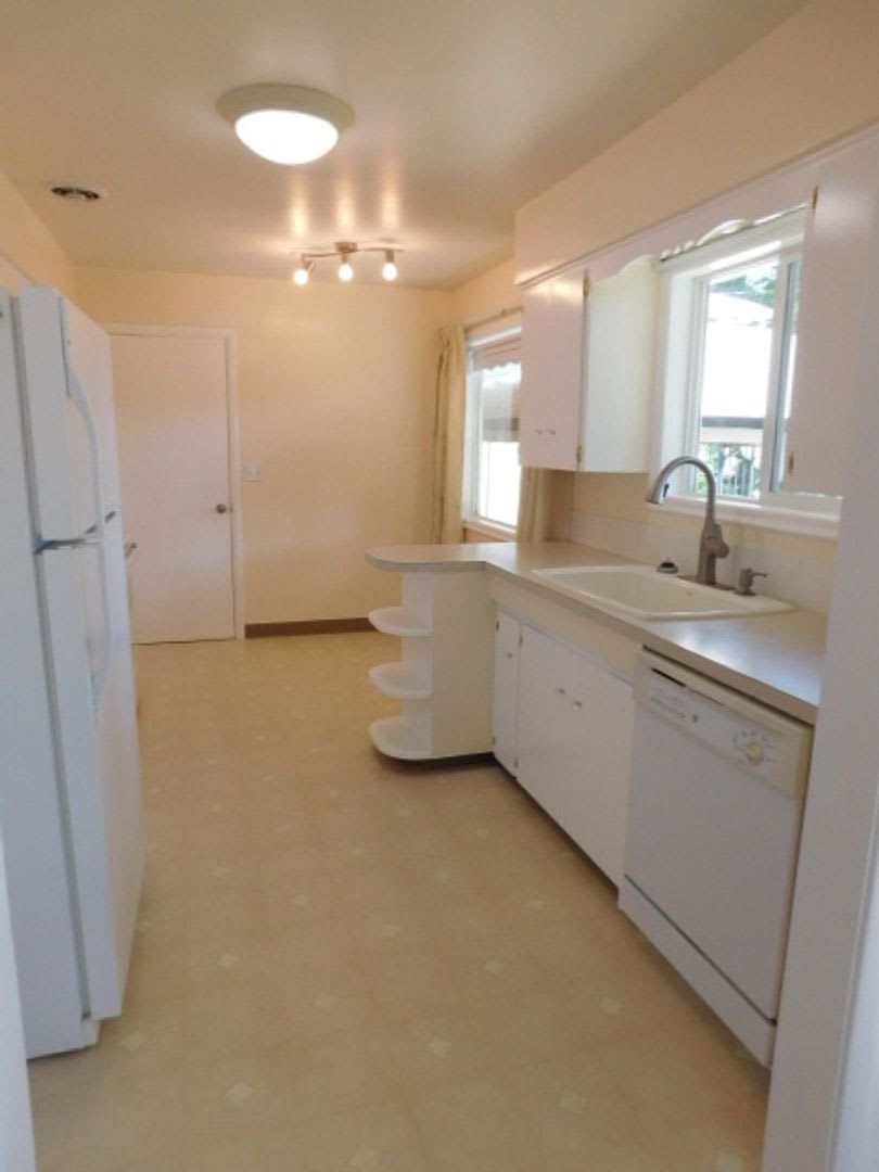 3Bd 1 5Ba Single Story House Available End Of Sept – photo 5