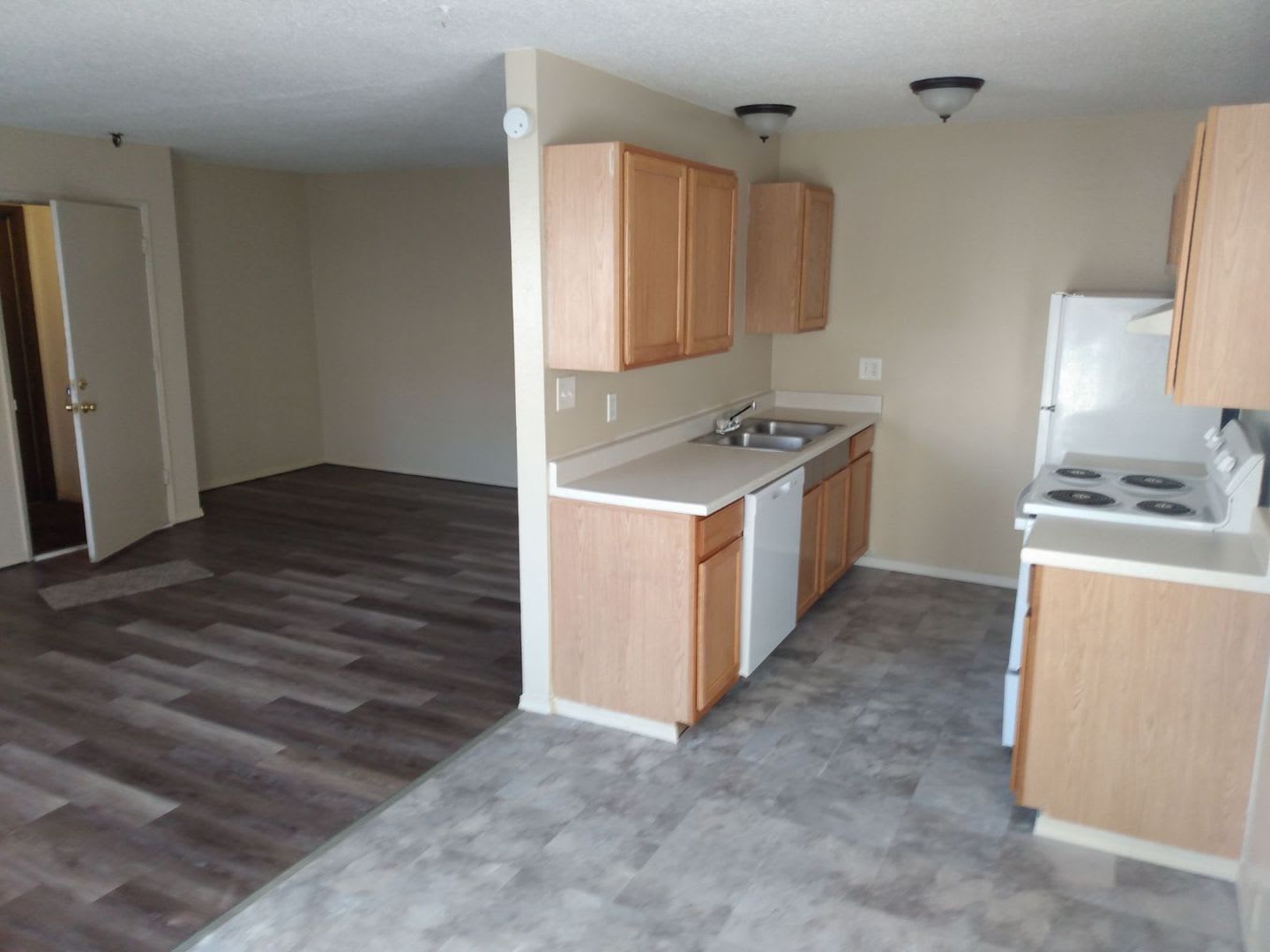 Two Bedroom, One Bathroom Upstairs Apartment – photo 2
