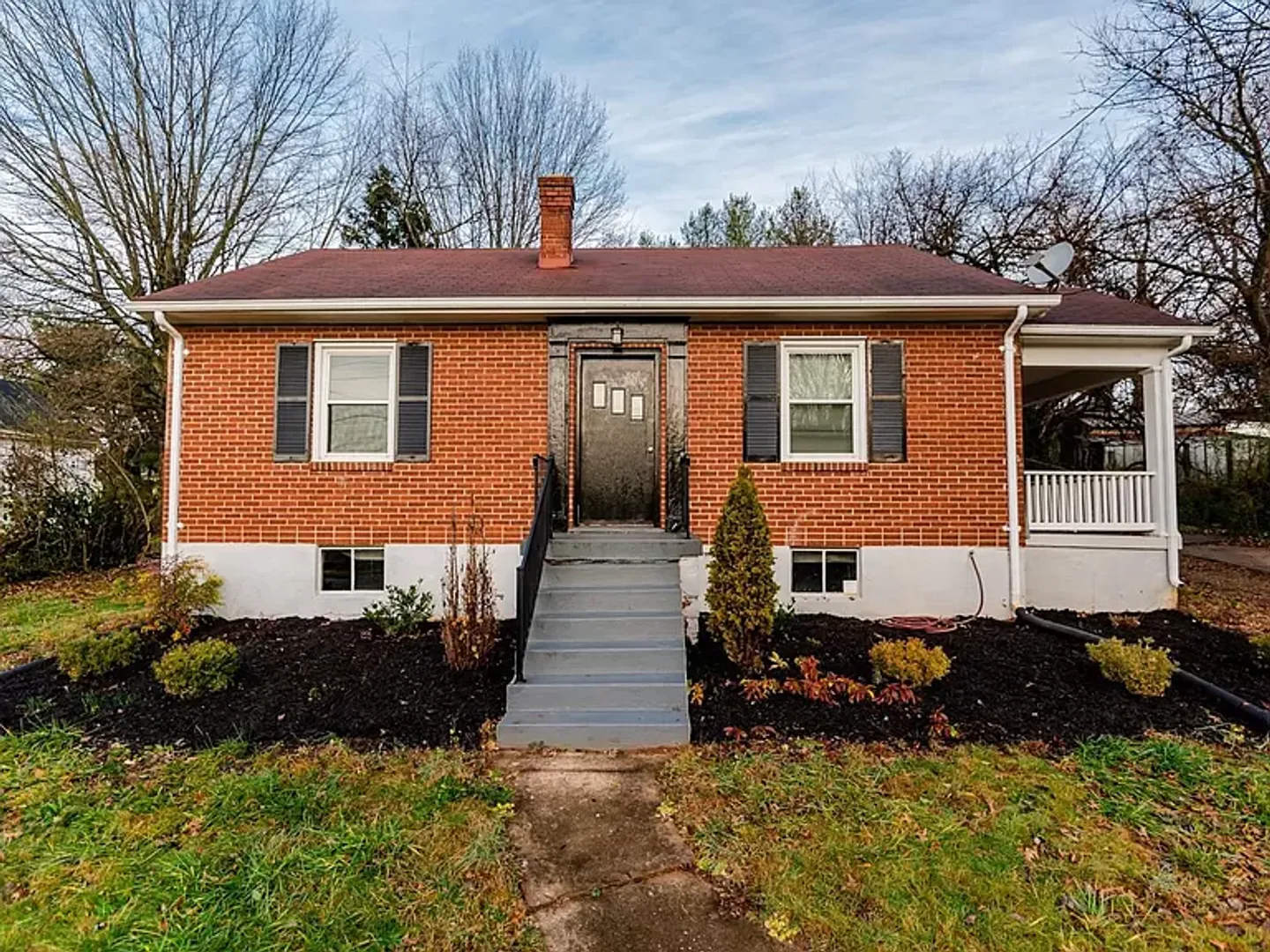 Cheery 3 Bedroom Home in a Convenient Lynchburg Location – photo 1