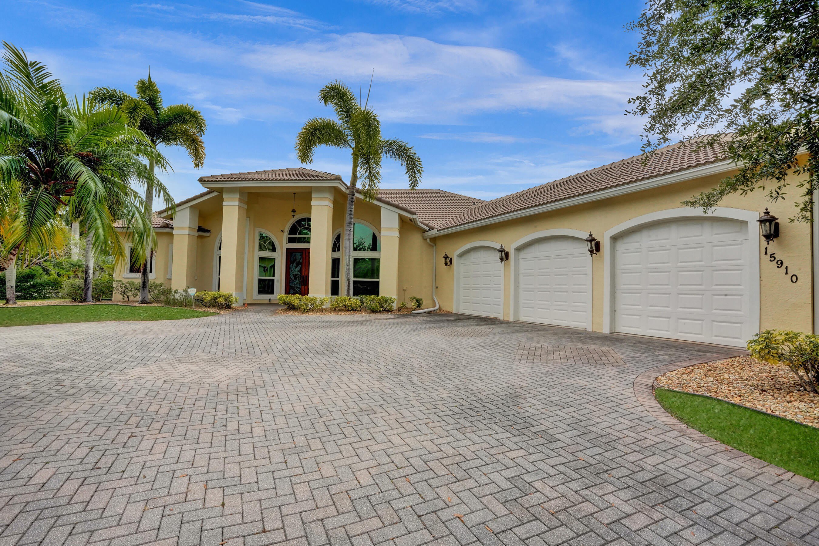 15910 Lindbergh Lane – photo 2