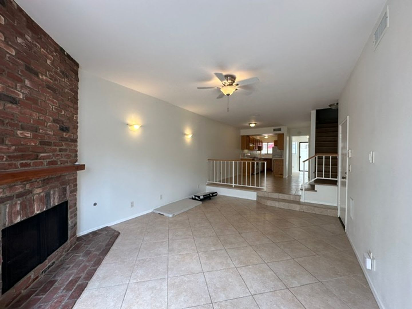 Calabasas 2+3 with bonus room located in a great community – photo 2