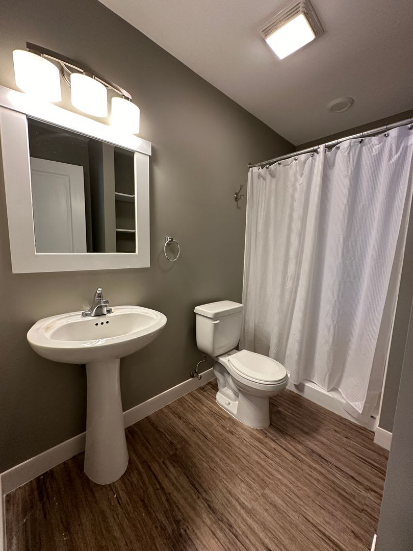924 Dayton SW- Central air! Laundry! Lawn service included! – photo 5
