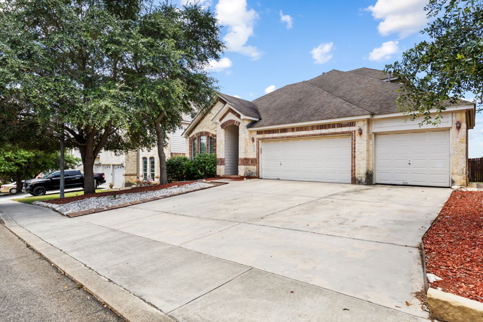 Spacious 4 Bedroom Home With Game Room 3 Car Garage – photo 3