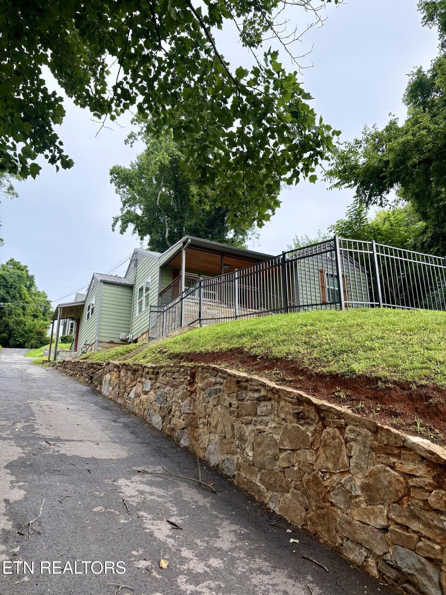 425 Sewanee St – photo 4
