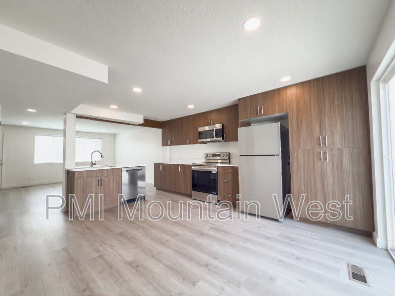 945 S Main St. – photo 3