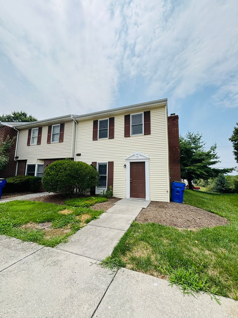 3 Bedroom 2.5 Half Bath Townhouse – photo 3