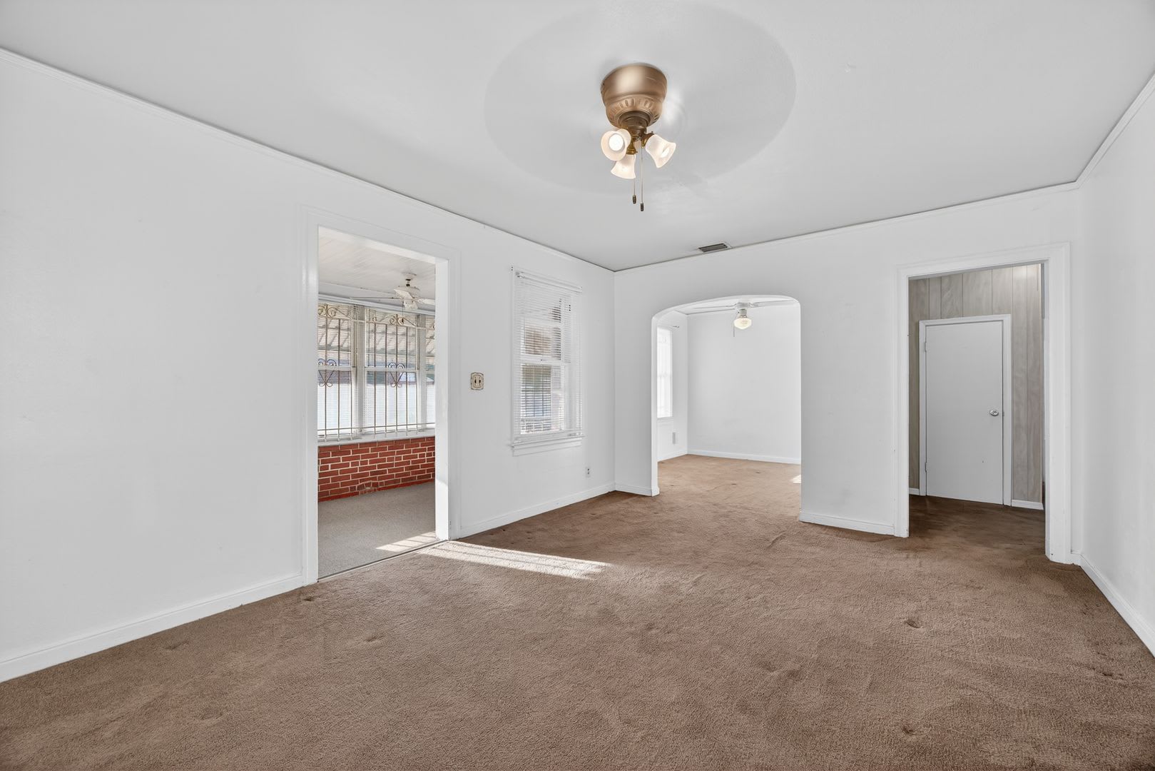 Spacious 3-Bedroom Corner Home with Garage & Private Courtyard – photo 4