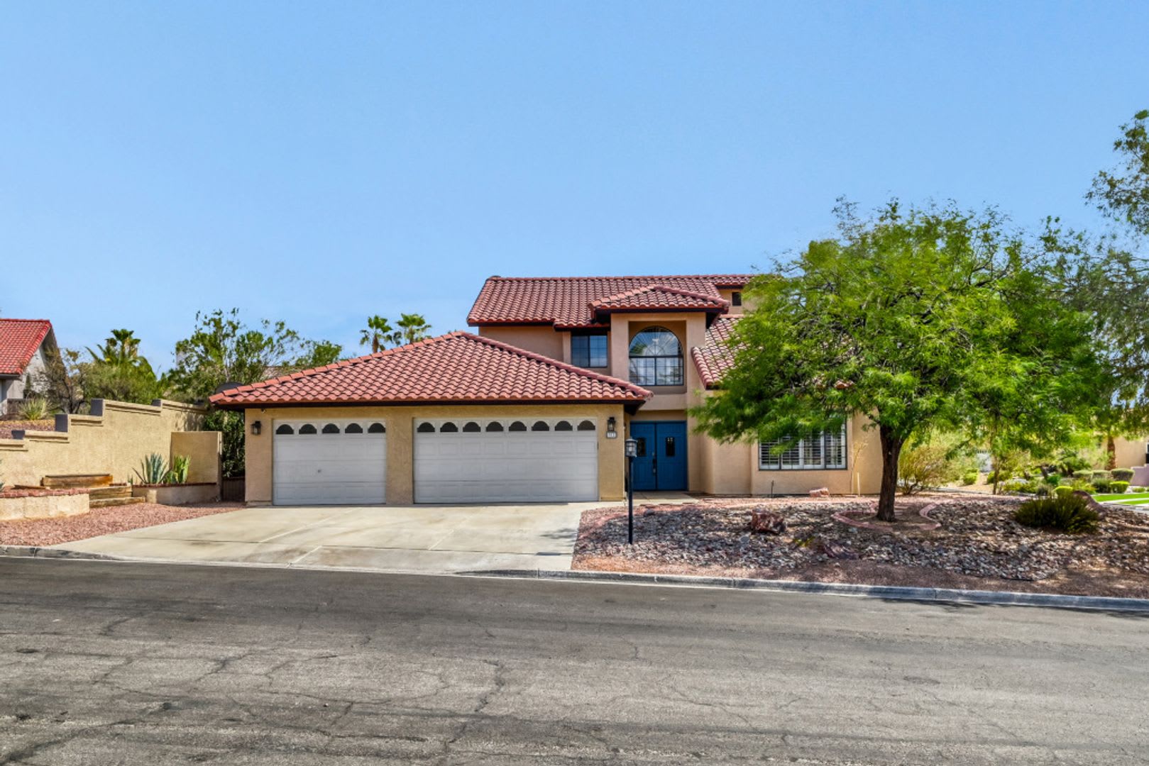 Gorgeous 3 Bedroom 3 Full Bath With Sparkling Pool – photo 1