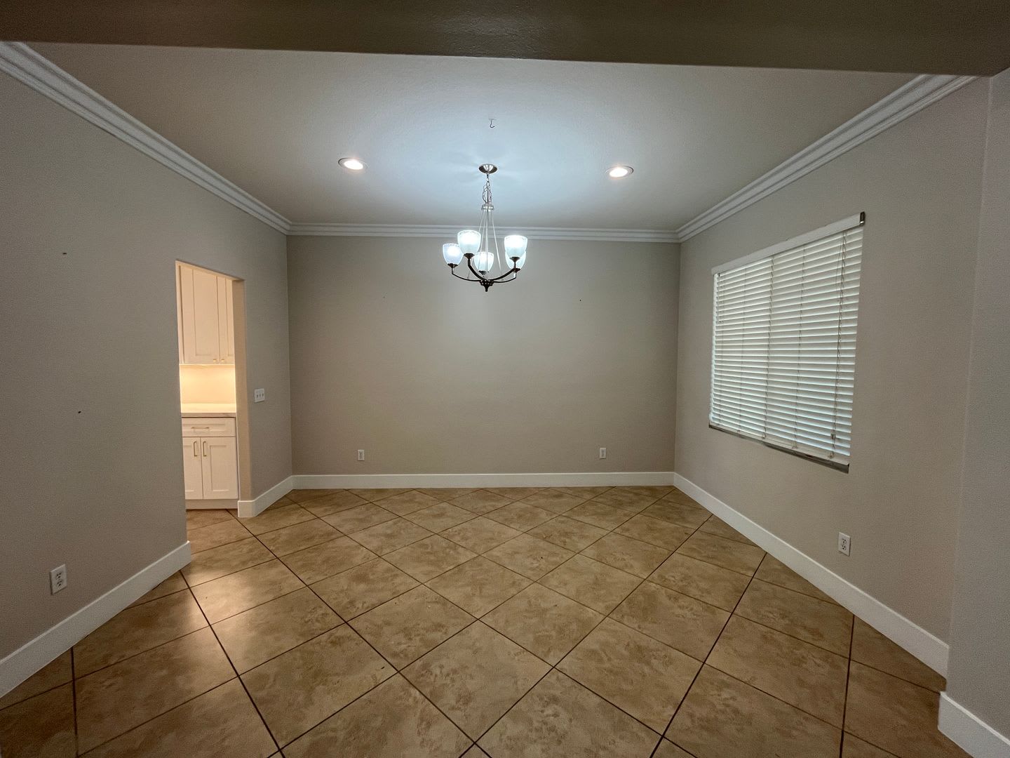 Spacious 5 Bedroom/3 Bath Home in Eastvale. – photo 4
