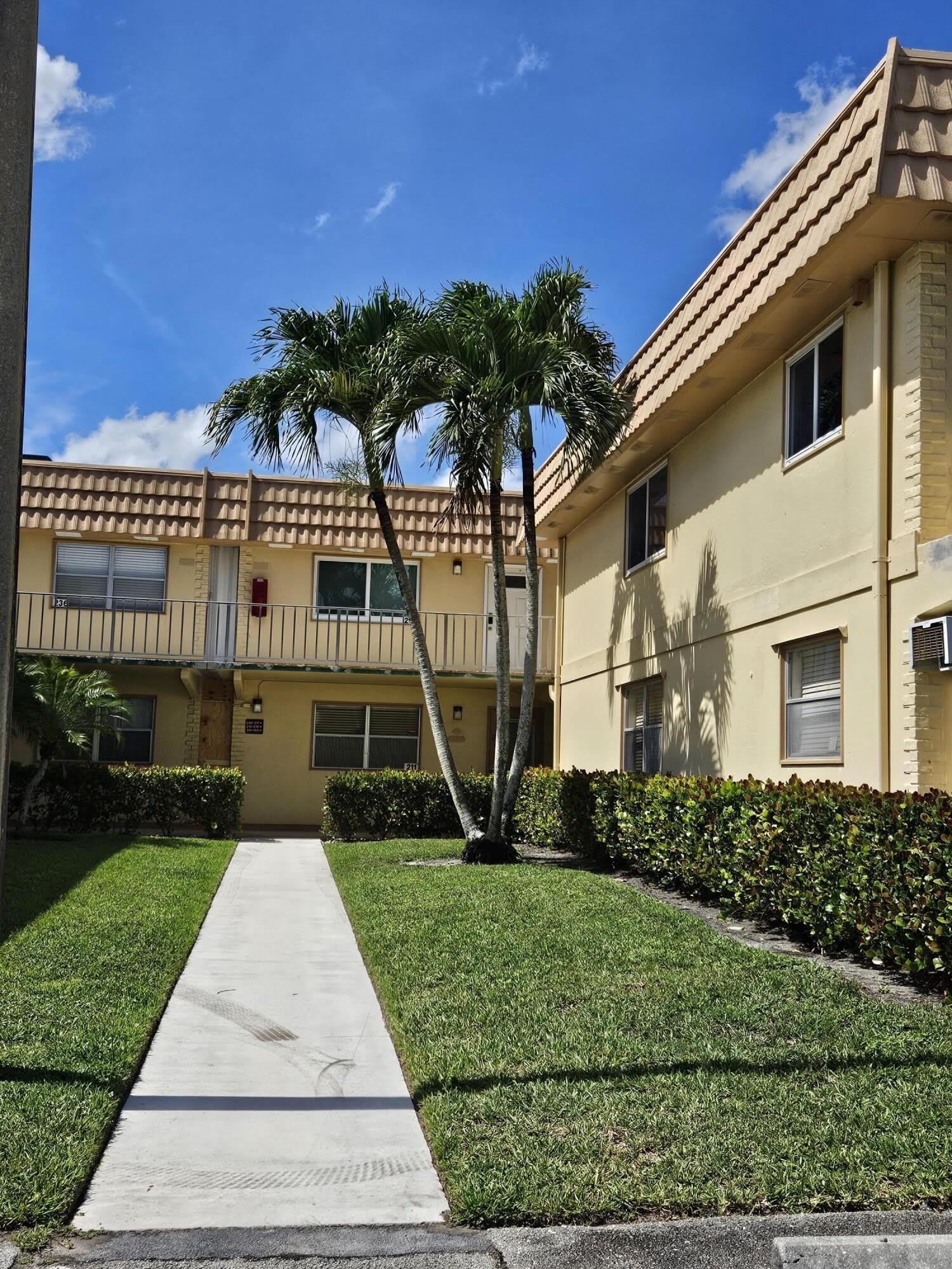 211 E Saxony Lane – photo 1