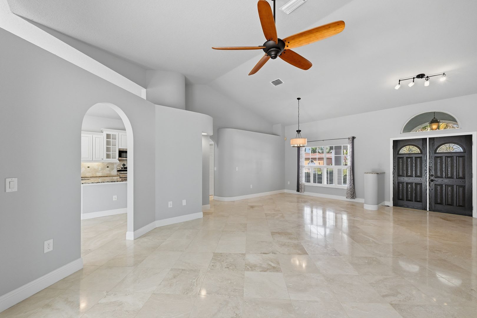 Gorgeous Executive Style pool home in Tarpon Springs! – photo 4