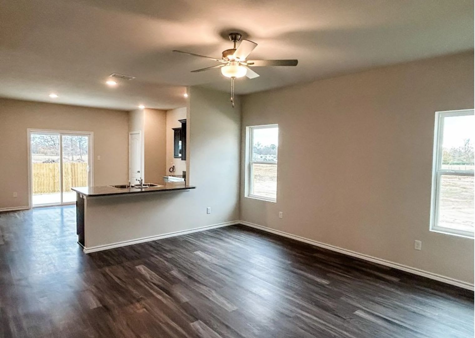 Like new 4-bed/2-bath! – photo 2