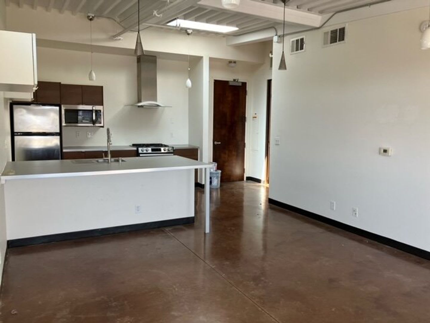 Trendy Loft Living Near The Arts District! – photo 1