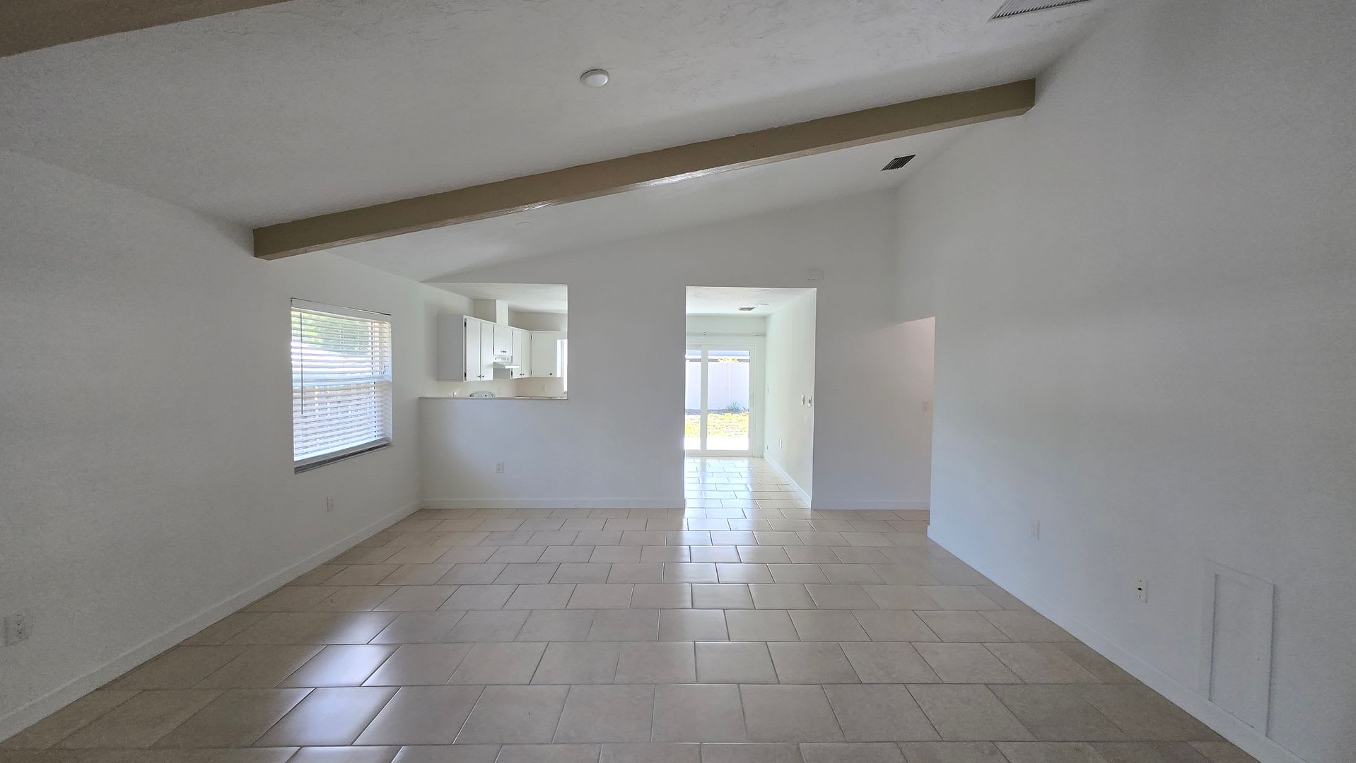 Charming 2BR/2BA + 1 car garage with Large Backyard in Sarasota – photo 4