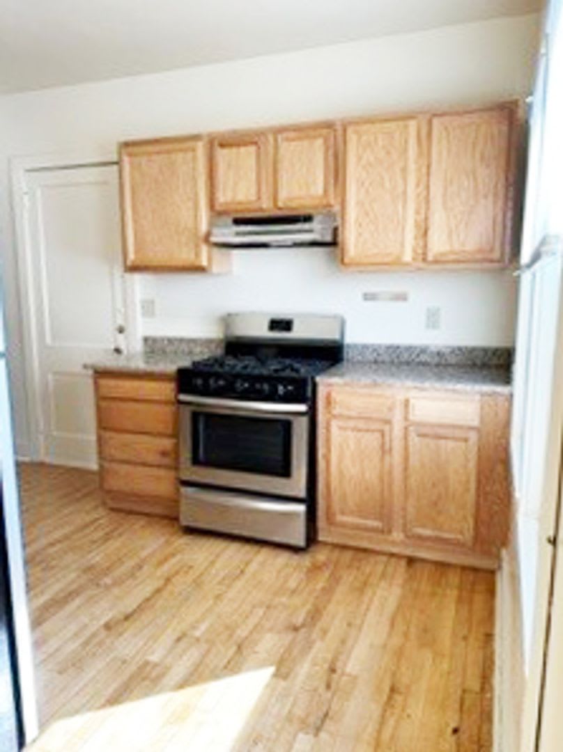 405 Roosevelt Ave Available 6 1 2027 Newly Renovated Bright 2Nd Floor Flat – photo 4