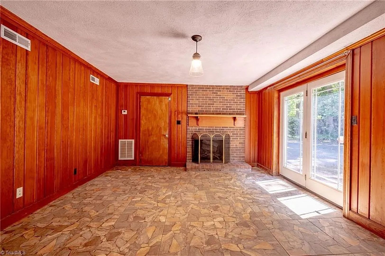Room in 5 Bedroom Home at Kinnamon Rd – photo 3