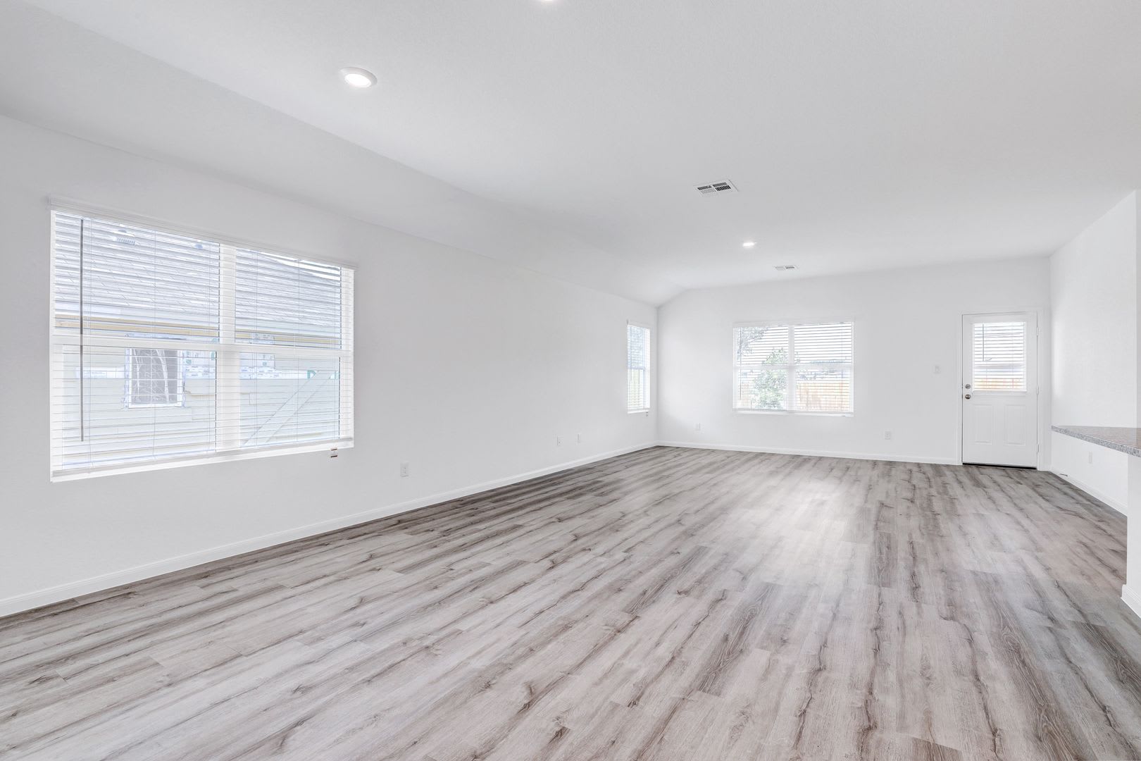 ***MOVE-IN SPECIAL: TWO WEEKS FREE***Spacious Single-Story with Dual Primary Suites – photo 5