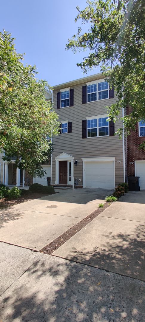 4 bedroom townhome with garage – photo 1