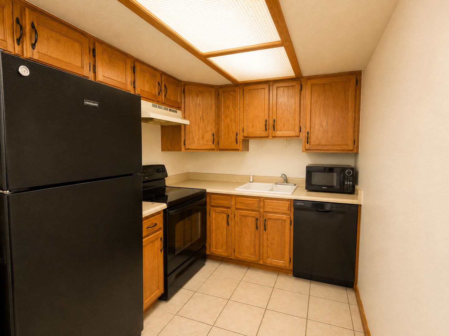 2BR/2BA, vaulted ceilings, pool, parking, W/D included, more! (SC308) – photo 5