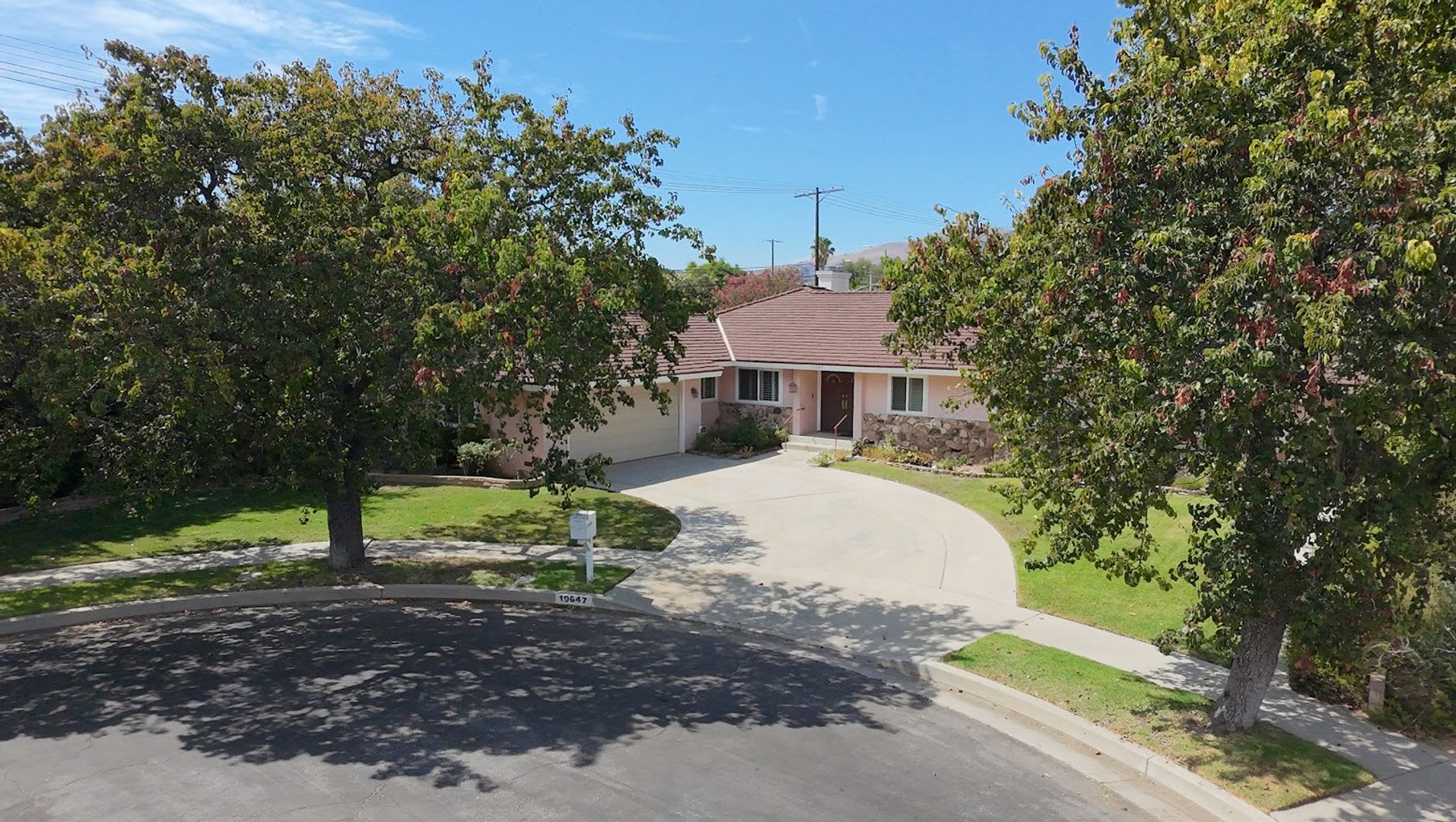 For Lease! Spacious 4 Bedroom, 2 1/2 Bathroom, Northridge Home! Ready for Move-In! – photo 2