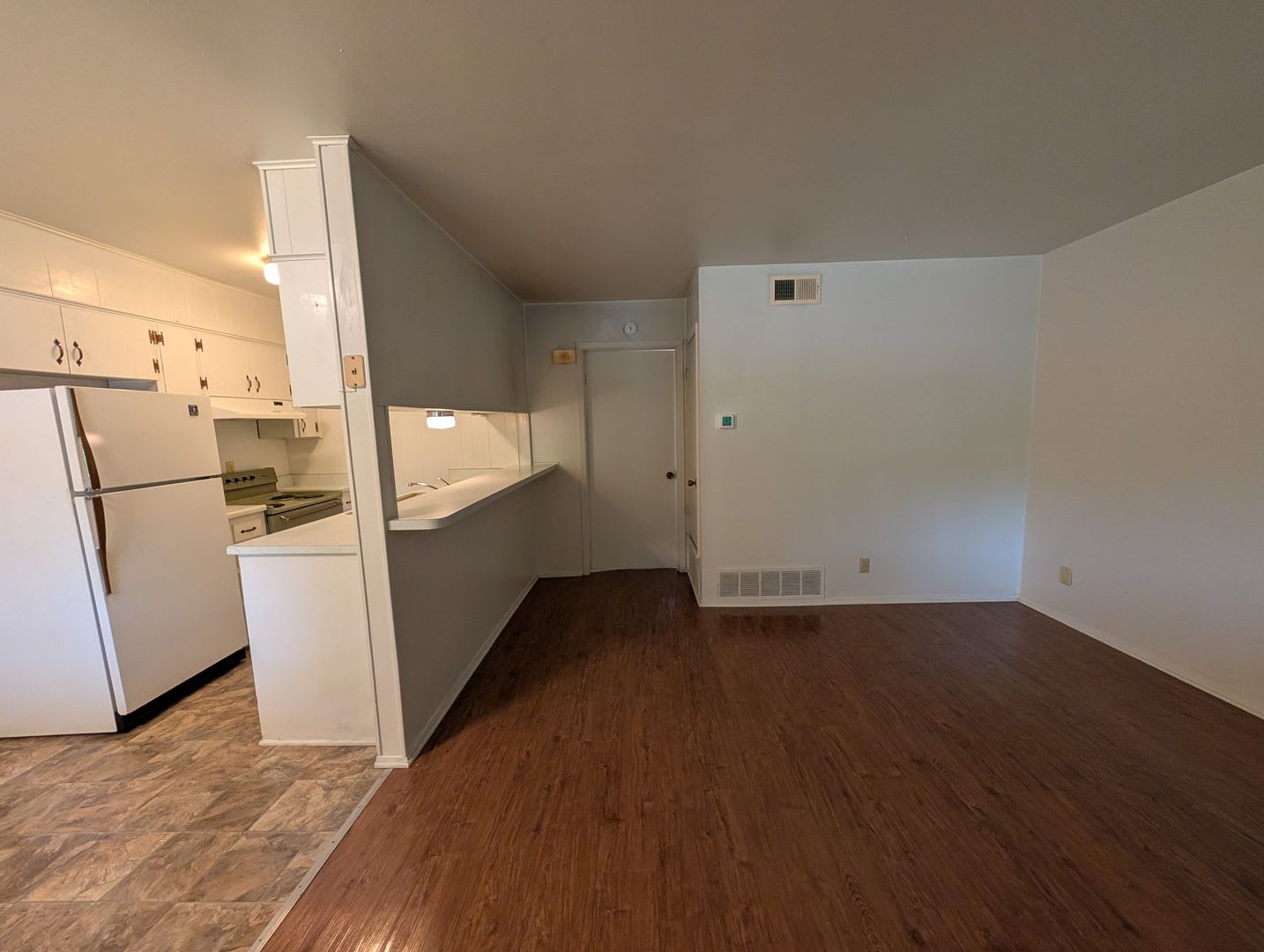1/1 Triplex / Easy Access to I-35 / Fridge / No Carpet / CISD – photo 1