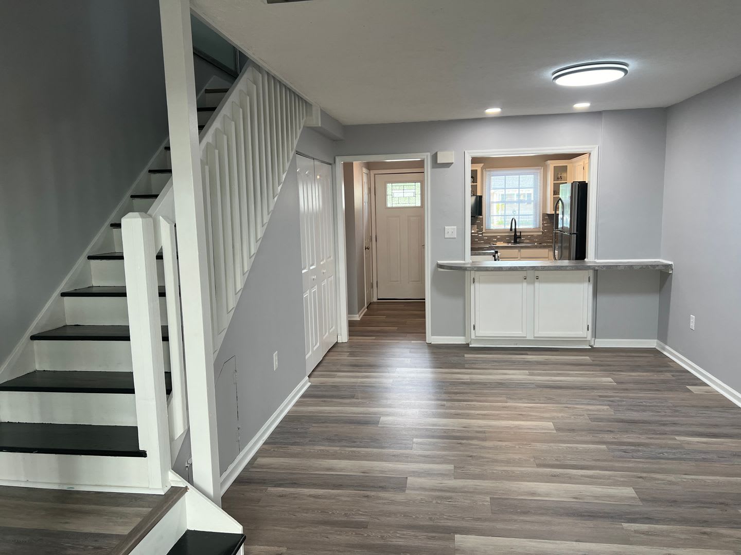 Walk to Beach! Newly Remodeled 2 Bedroom, Pet-Friendly Town Home! Available NOW! – photo 1