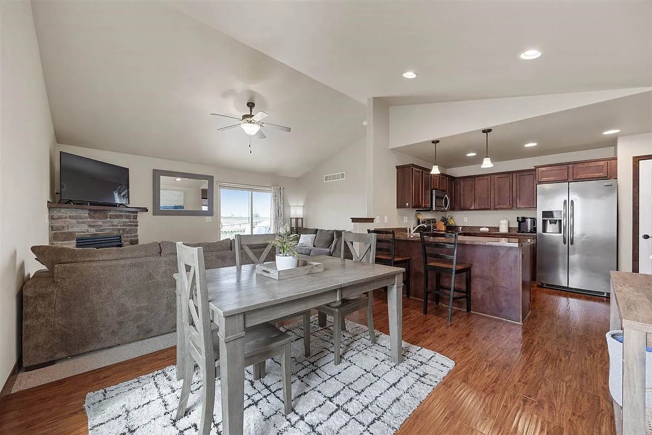 459 Bainberry Street 1 – photo 2